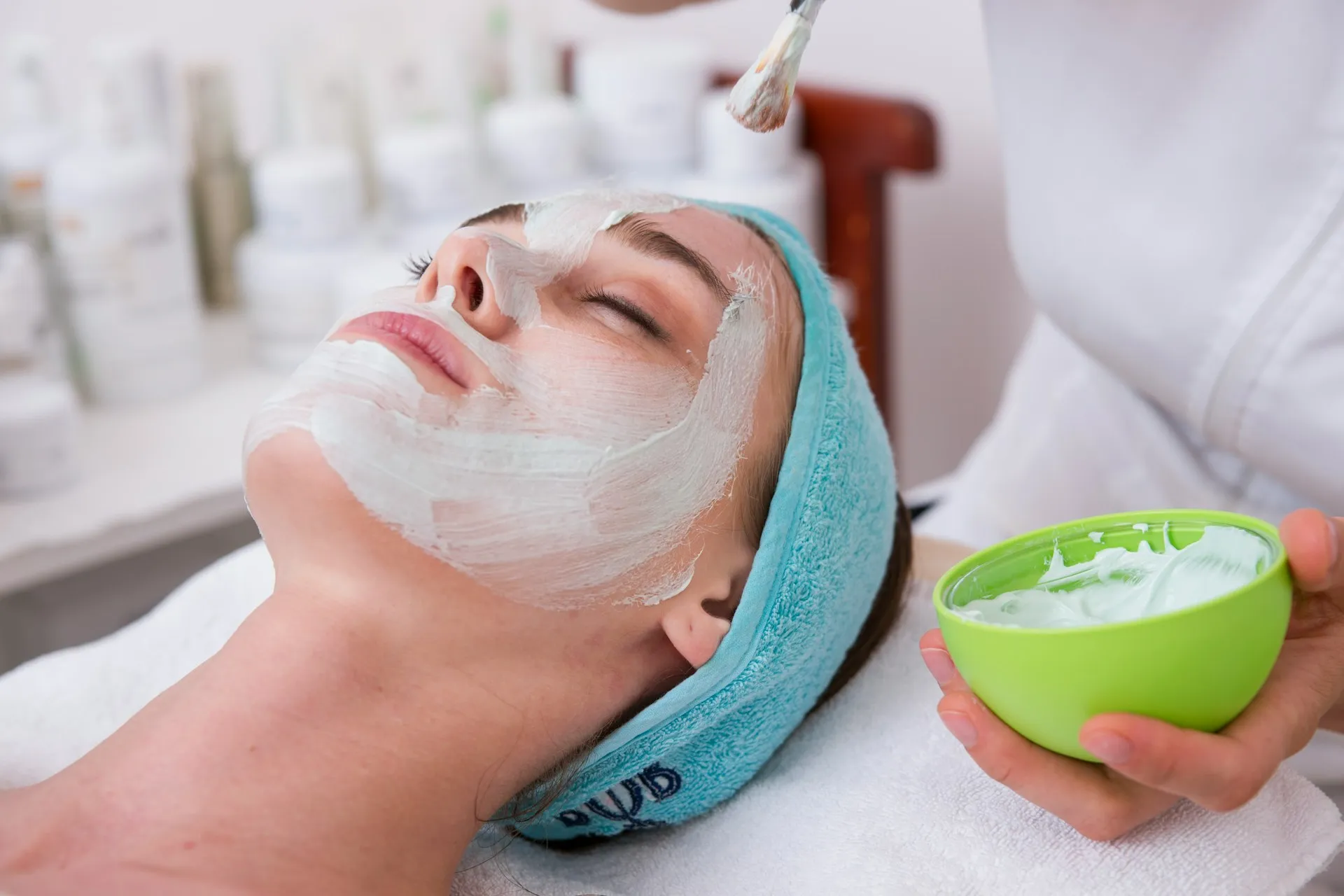 imagen mujer masaje crema cara